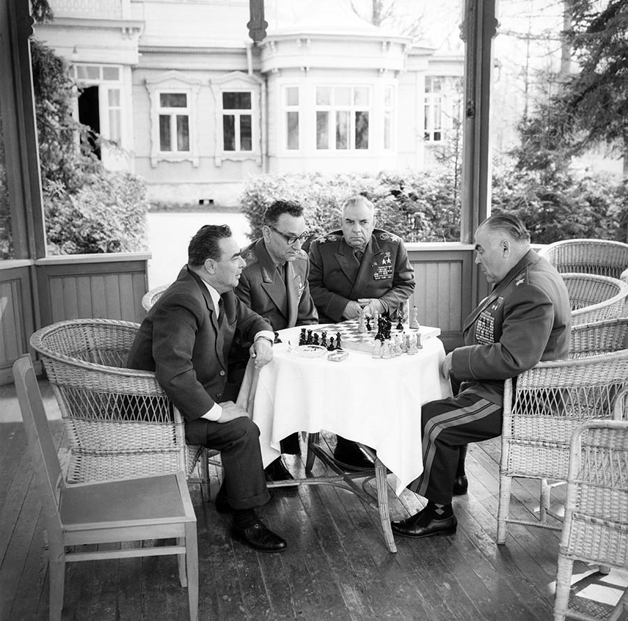 Leonid Breschnew und Marschälle der Sowjetunion Andrej Gretschko, Nikolai Krylow und Rodion Malinowsky spielen Schach. 