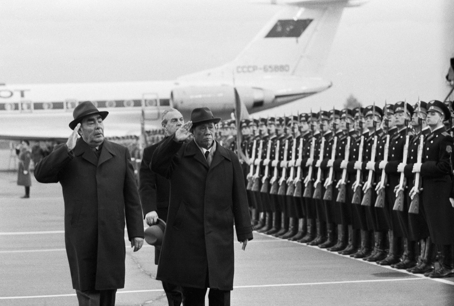 Leonid Brezhnev welcomes Le Duan, the First Secretary of the Workers' Party of Vietnam, at the airport, 1975.