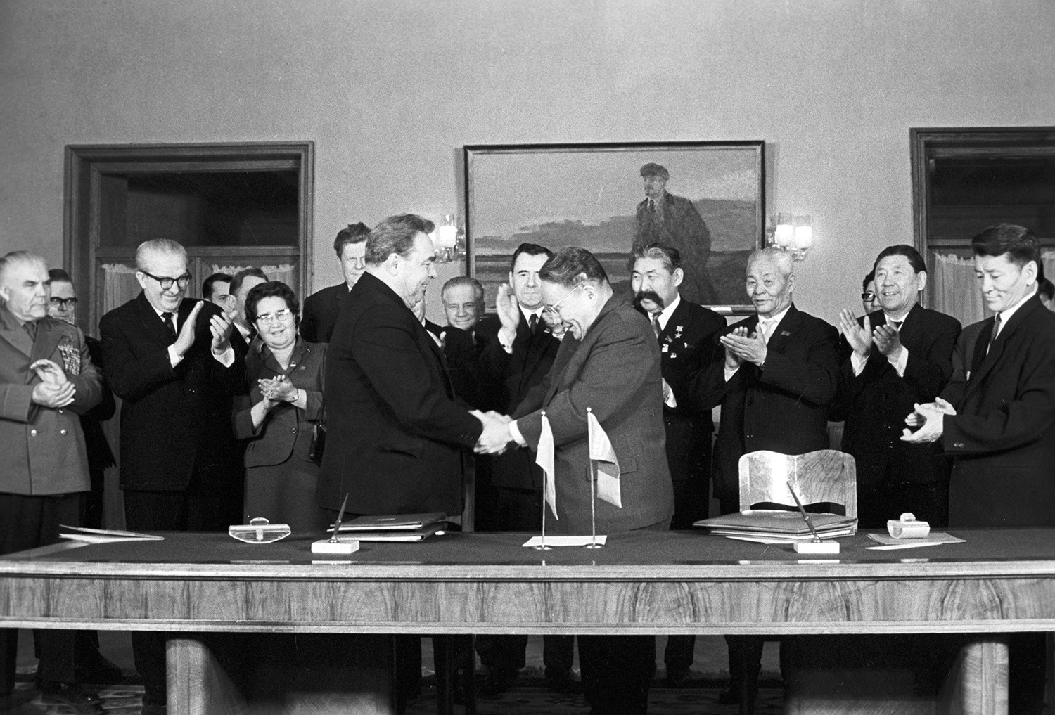 モンゴル首相ユムジャーギィン・ツェデンバル（右）がソ連共産党第一書記レオニード・ブレジネフと握手をしている。ソ連政府・共産党の団体によるモンゴルへの訪問の一環として締結されたソ蒙友好協力相互援助条約の後。1966年1月12日。