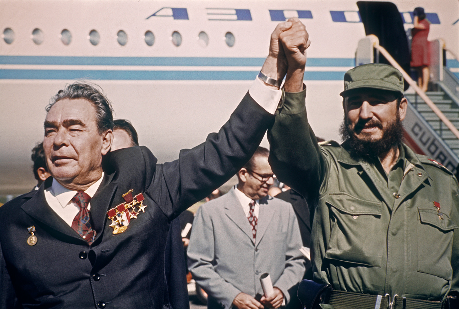 Der kubanische Premierminister Fidel Castro mit Leonid Breschnew am Internationalen Flughafen José Martí in Kuba, 1974.