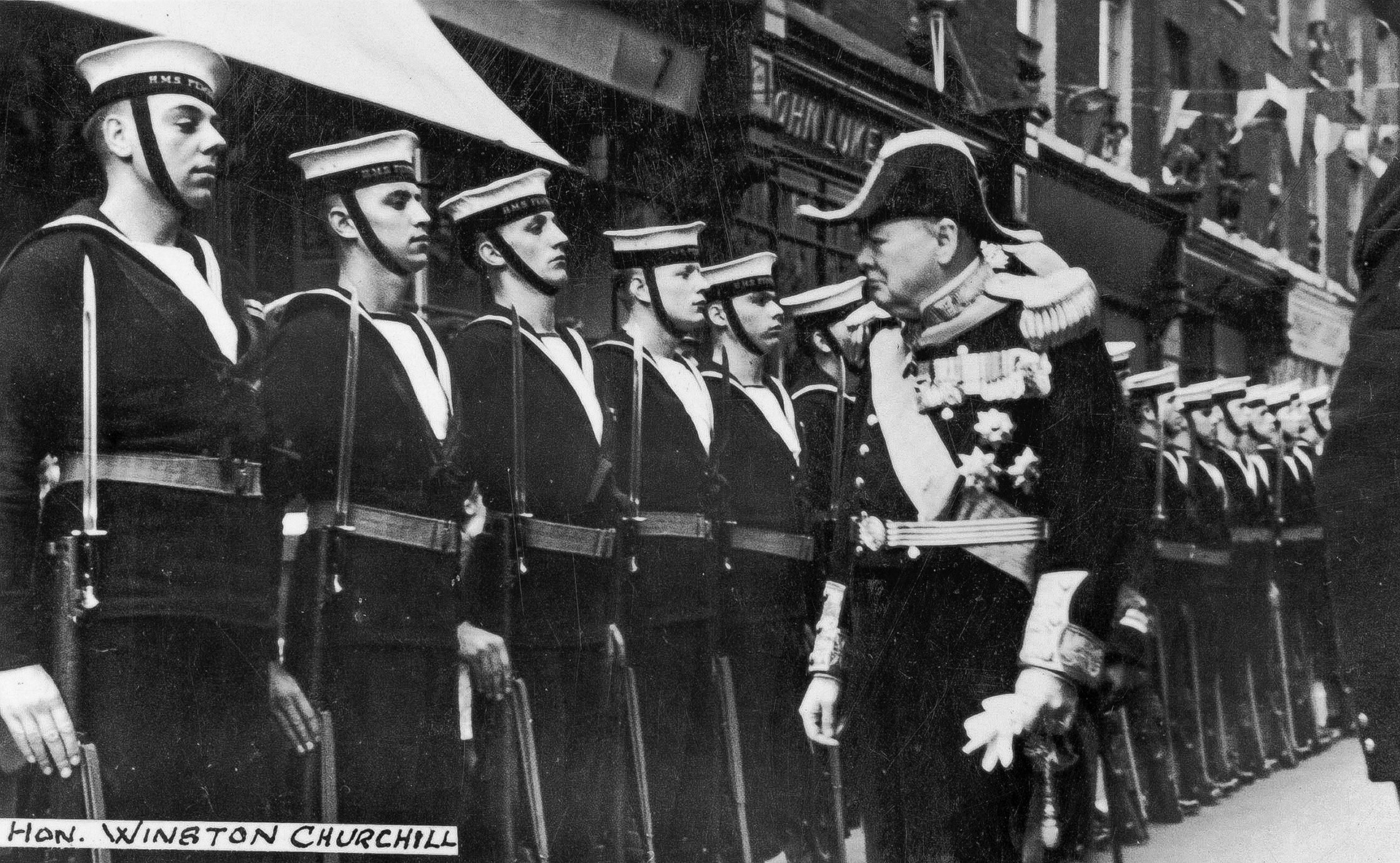 Винстон Черчил као први лорд Адмиралитета на смотри морнара у Чатаму за време Првог светског рата
