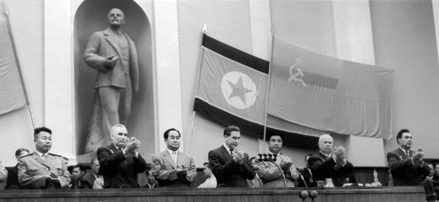 Nikita Khrushchev (kanan ke-2), Leonid Brezhnev (kanan), dan Presiden Korea Utara Kim Il-sung (kanan ke-3) dalam parade persahabatan di Moskow, 1961.