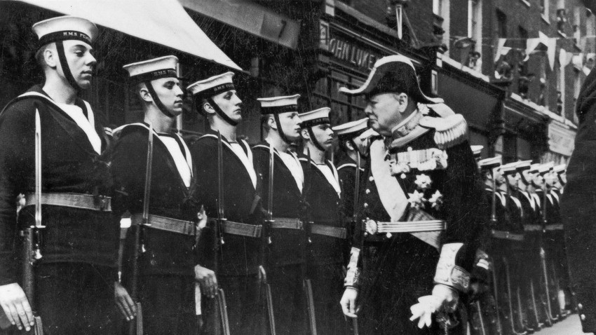 Winston Churchill ob pregledu postroja britanskih mornarjev v Chathamu.