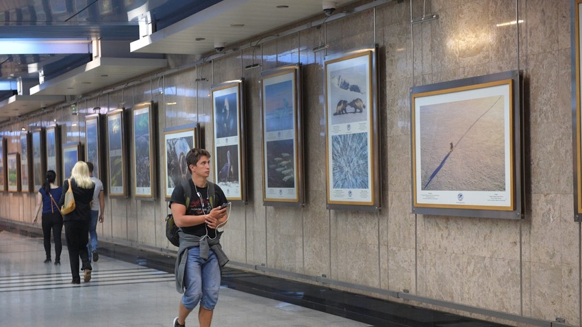 Tole postajo metroja v Moskvi bodo kmalu krasile fotografije iz Slovenije. Slike, ki so na tej fotografiji (razstava Najlepša dežela), pa lahko danes vidite v Ruskem centru v Ljubljani.