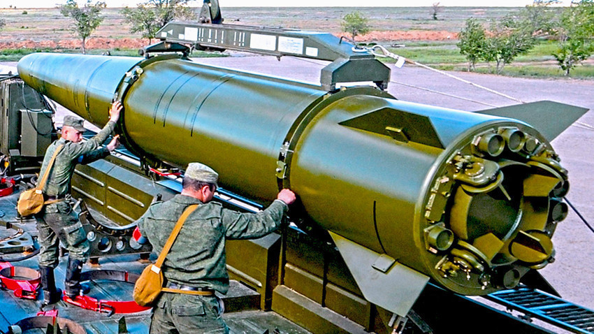 Vojnici pripremaju raketu za lansiranje na sustavu "Iskander-M".

