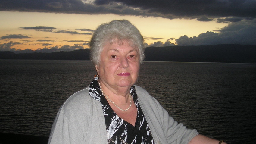 Рина Павловна Усикова на фонот на Охридското Езеро. 