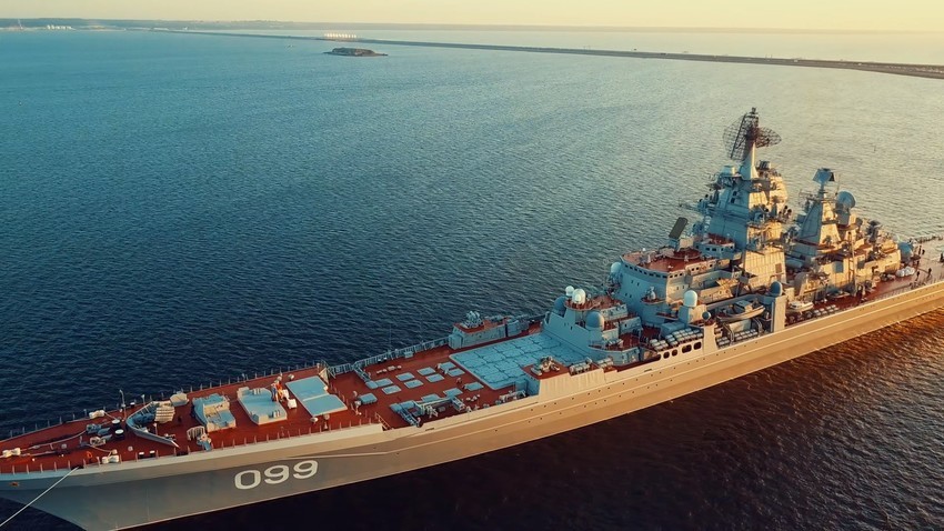 Тежкият атомен крайцер "Петър Велики", който е оборудван с ПВО системата С-300Ф
