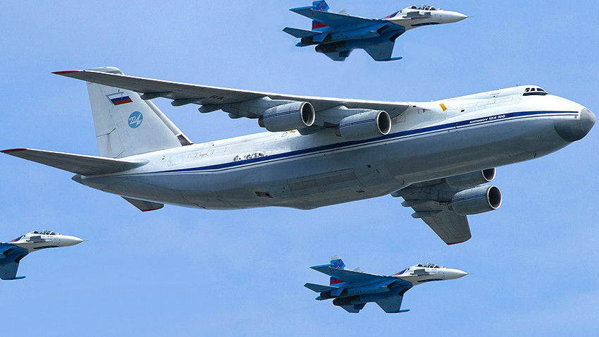 An-124-100 "Ruslan" s lovačkom pratnjom
