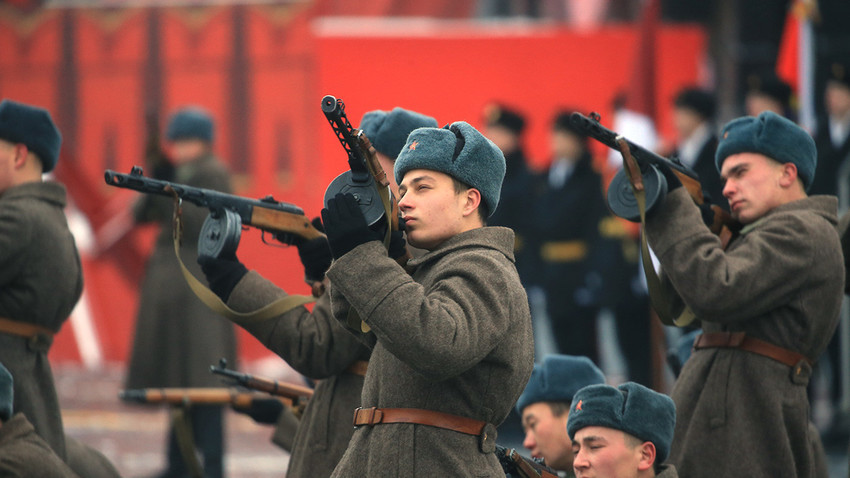 Russian troops commemorate 1941 parade that marched to the frontlines ...