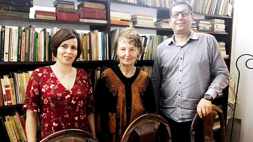 A autora Aurora Bernardini (centro) ao lado de Daniela Mountian e Valteir Vaz, organizadores do livro 'Aulas de Literatura Russa: de Púchkin a Gorenstein'.