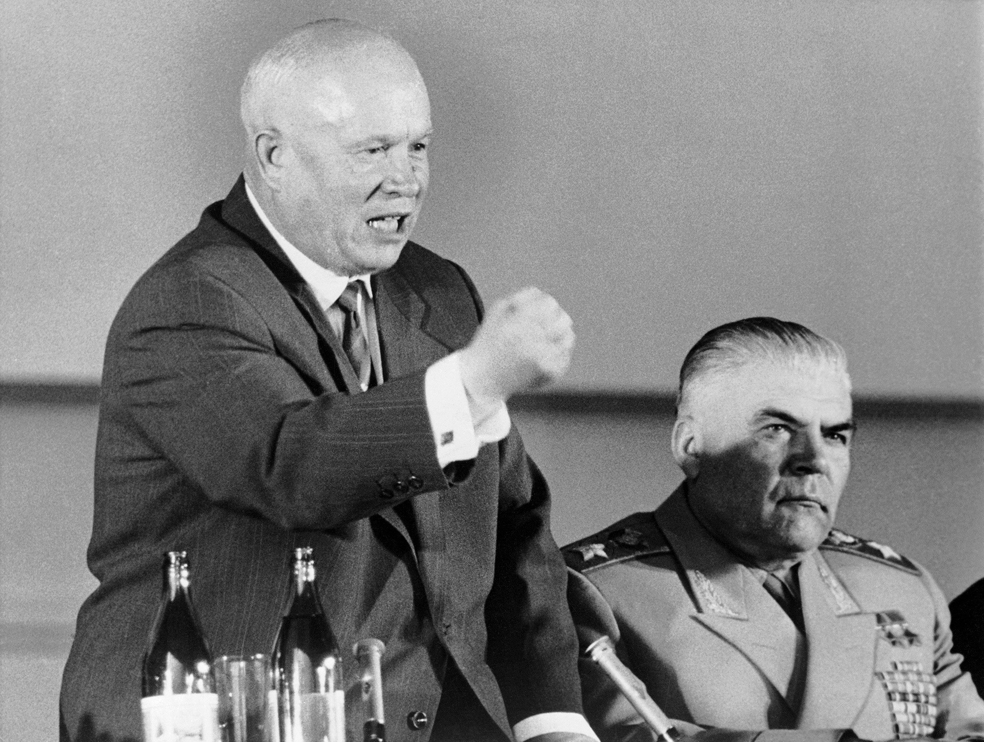 Nikita Khruschov (em pé).