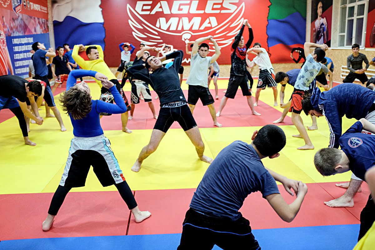 Lutadores adultos do clube Águias MMA treinam os jovens que logo estarão prontos para substituí-los.