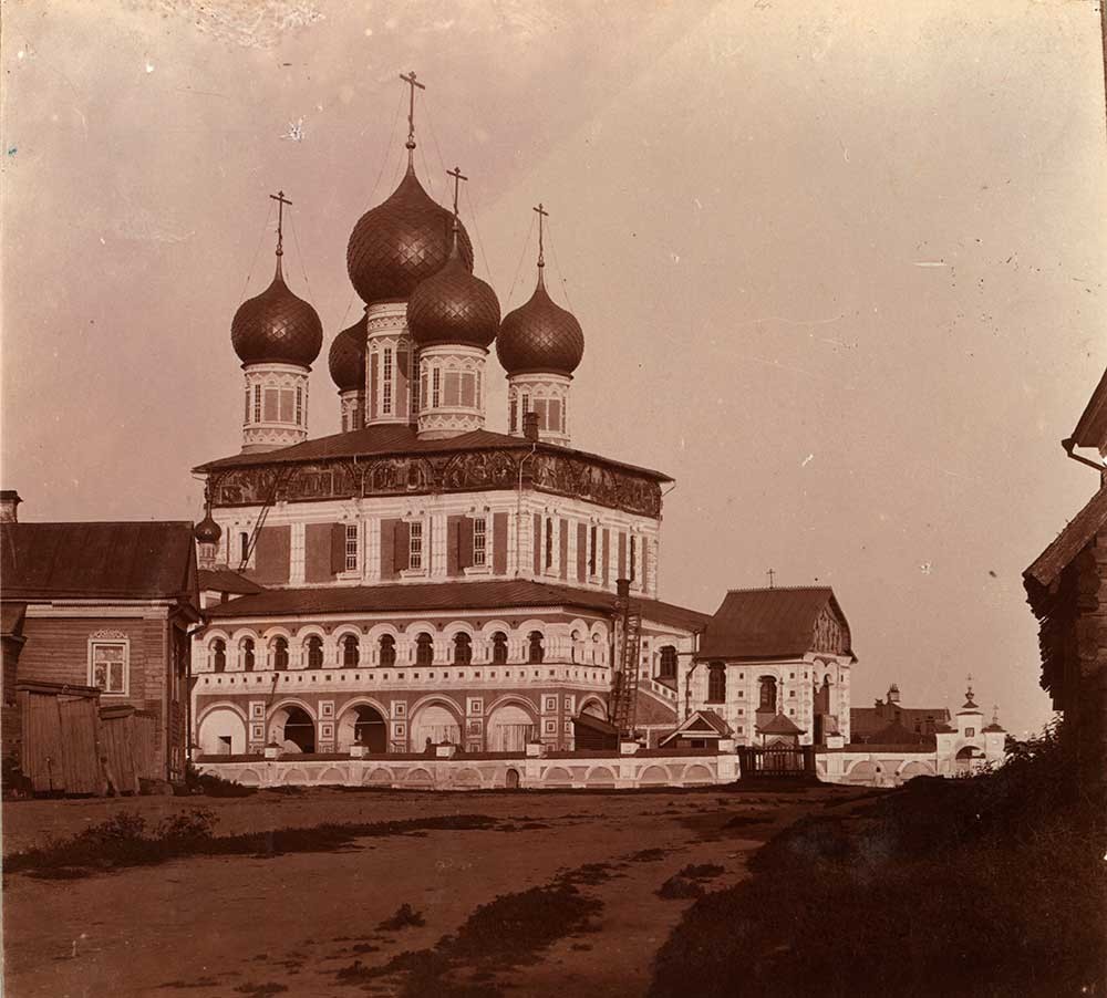 Cattedrale della Resurrezione. Vista nordoccidentale con la cappella dei Santi Pietro e Paolo. Fine estate 1910