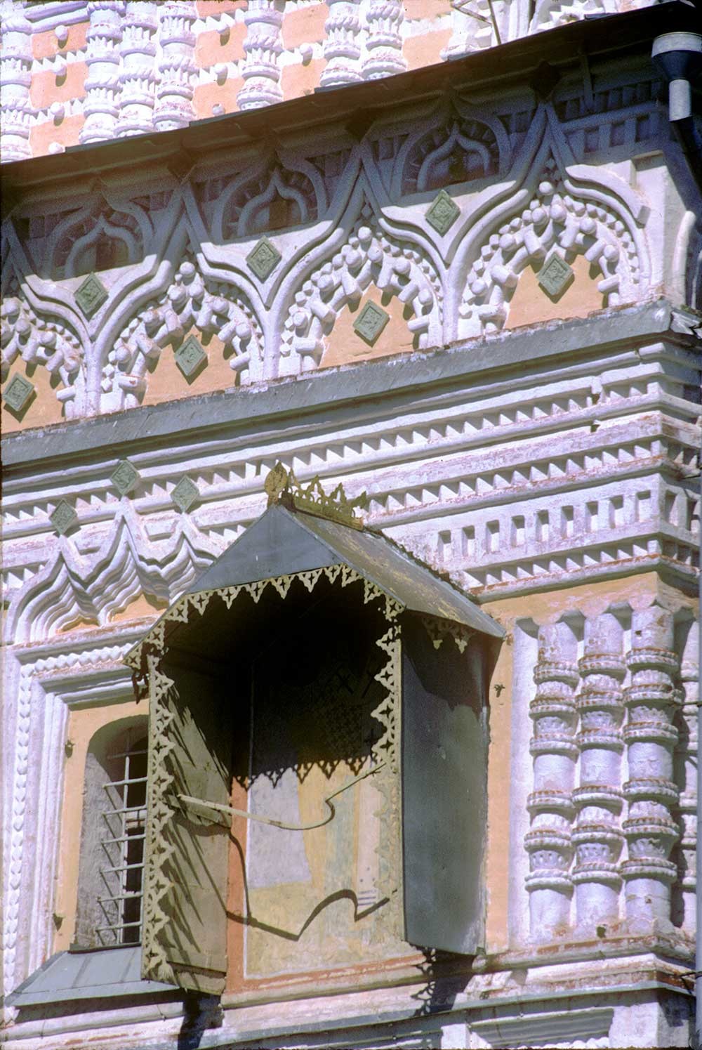 Cattedrale della Resurrezione. Facciata sud con dettagli decorativi della cappella di San Nicola. 25 luglio 1997
