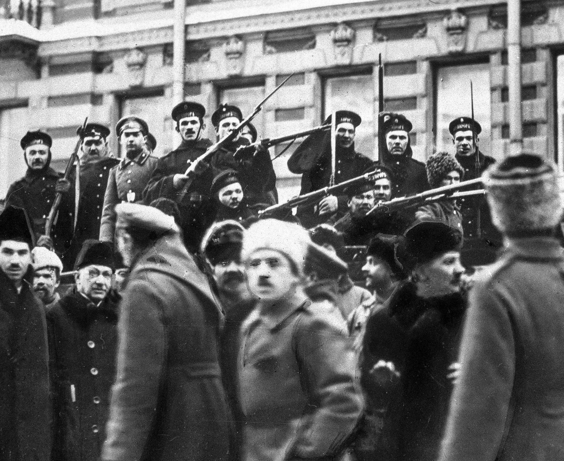 Морнари са крстарице „Аурора“ (у позадини), 1917. 