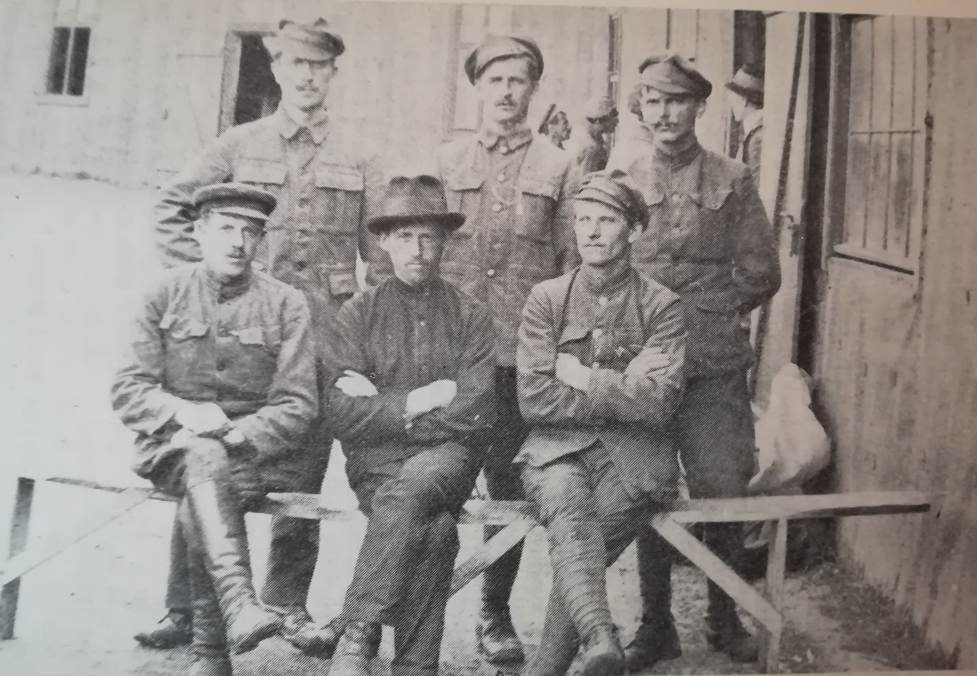 Slovenci-rdečearmejci z leve proti desni (na klopi): Franc Fon, kovač iz Bovca, Ivan Kogovšek in Tratnik; prvi na levi stoji Ivan Možina, rudar iz Loga pod Mangartom