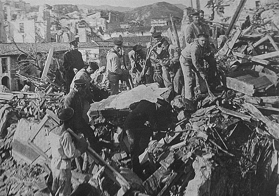 地震によって破壊されたイタリアのメッシーナ市でのロシアの水兵たち。