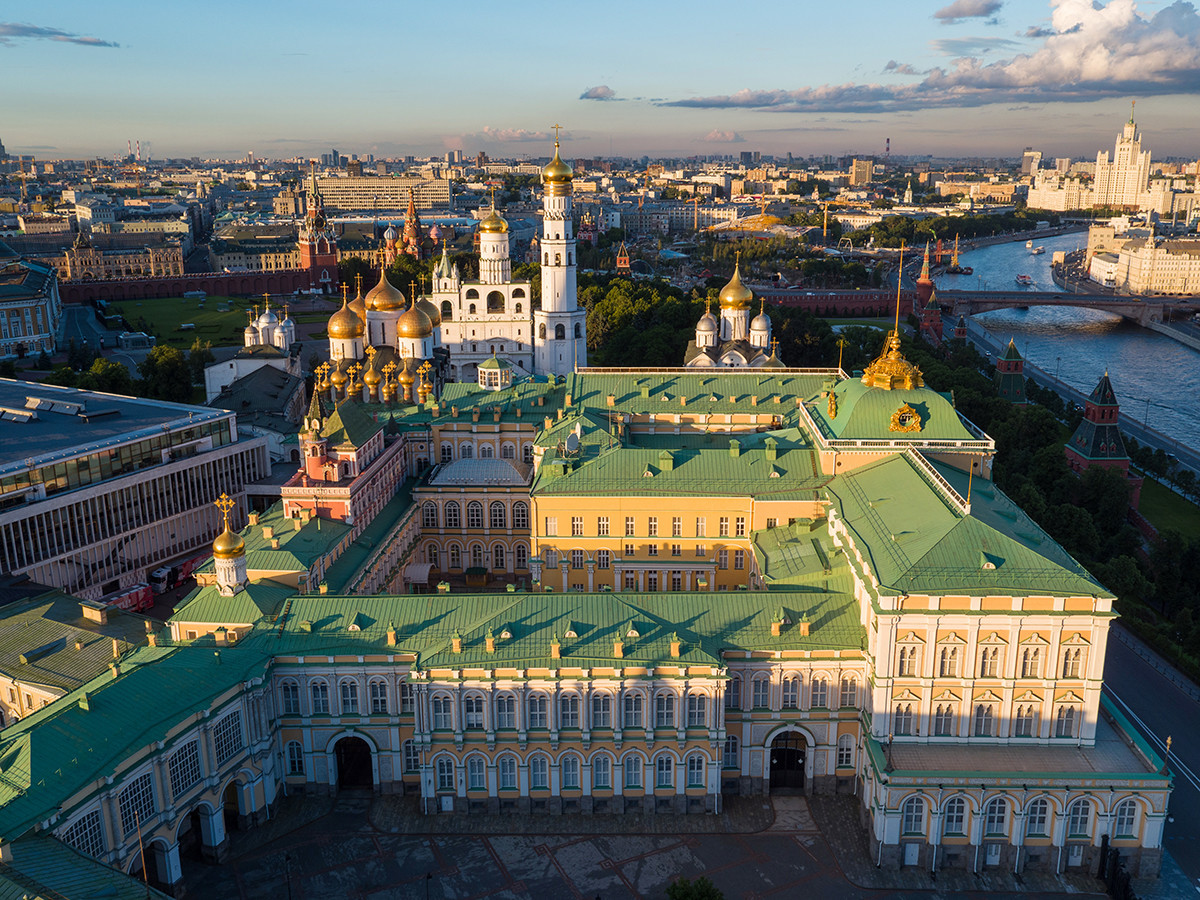 Zvonik Ivana Velikega, Blagoveščenska cerkev in Veliki kremeljski dvorec v Kremlju, Moskva