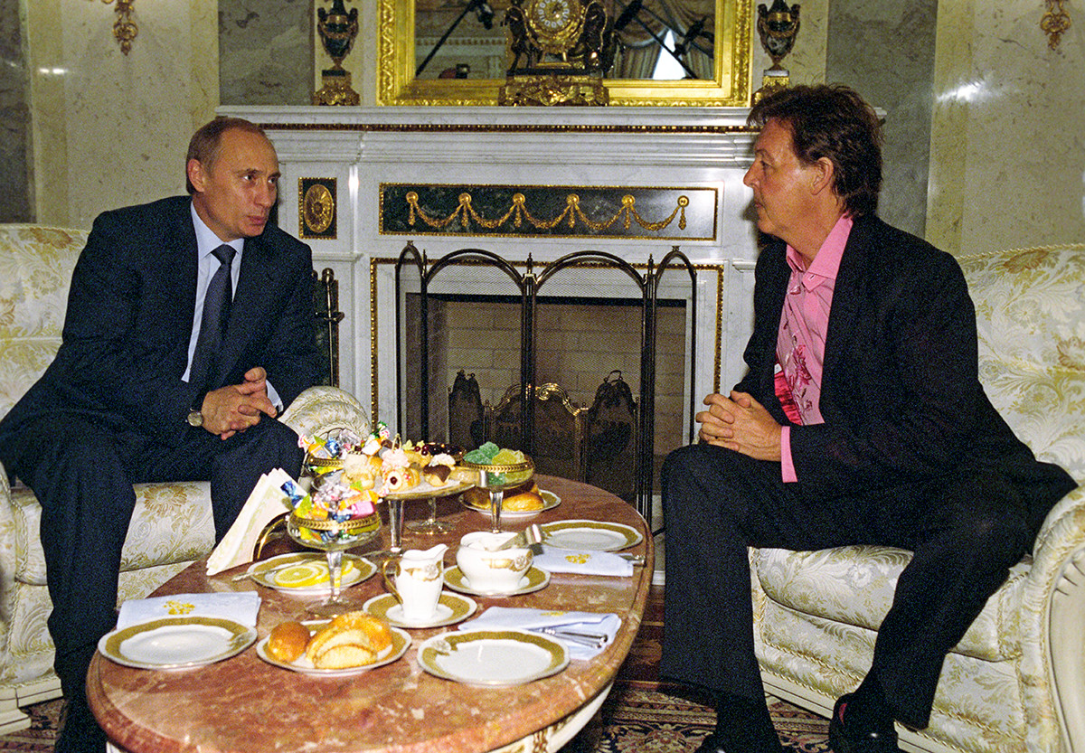 ロシア大統領ウラジーミル・プーチンがビートルズの旧メンバーポール・マッカートニーと面会。2003年5月26日。