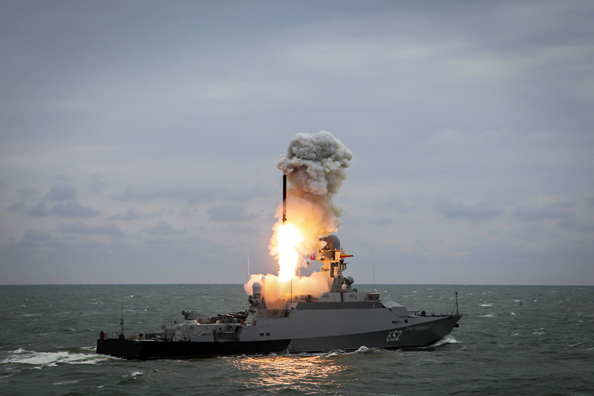 Korveta Grad Svjažinsk izstreljuje raketo Kalibr na vojaških vajah Kaspijske flote
