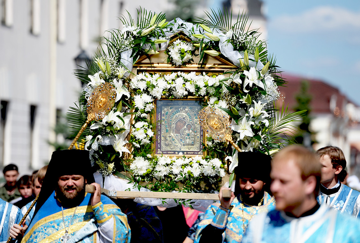 Procissão em homenagem a aparição do ícone da Nossa Senhora de Kazan