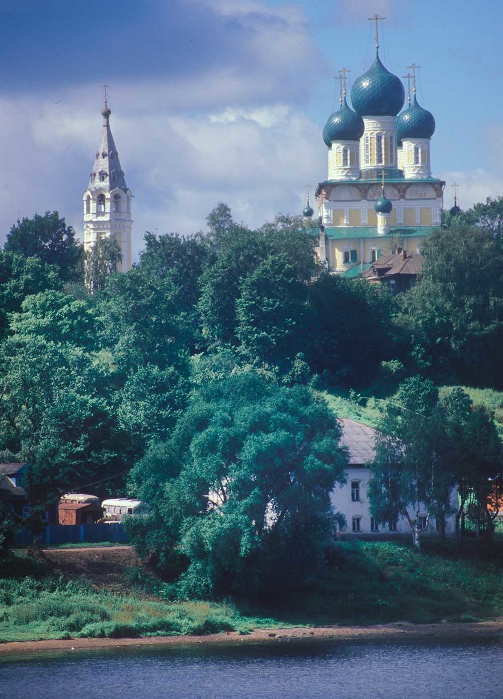 救世主復活大聖堂と鐘楼。ヴォルガ川から（東から）眺める。1997年7月15日。

