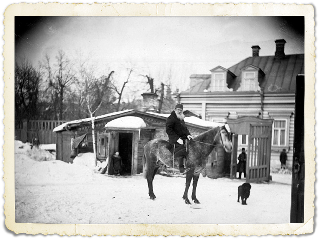 Лъв Толстой в двора на своето имение в Москва, 1898 г. Снимката е направена от София Толстой
