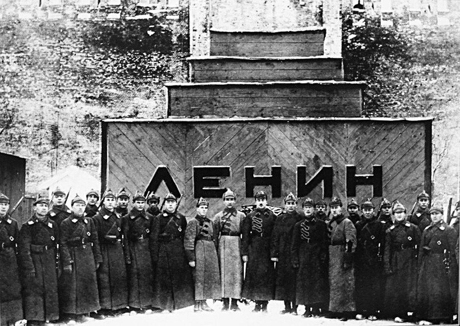 Straža prve združene vojaške šole Rdeče armade leta 1924 pred začasnim Leninovim mavzolejem.
