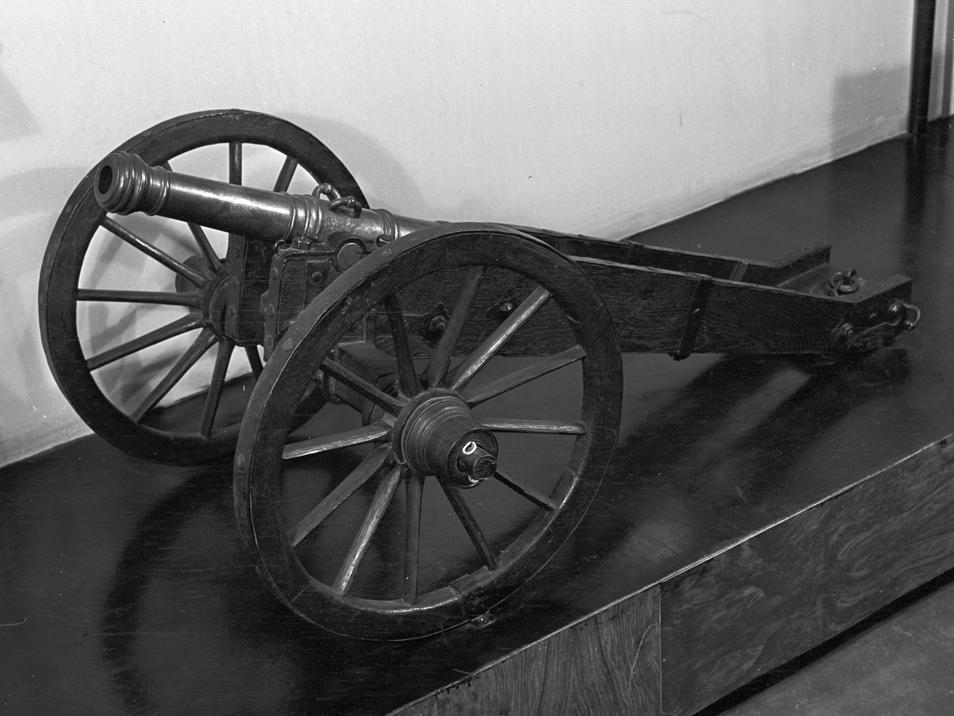 この17世紀後半の27ミリメートルの砲は、ピョートル１世に父のアレクセイ・ミハイロヴィチによって贈られ、「玩具の兵隊」の武装の一部だった。