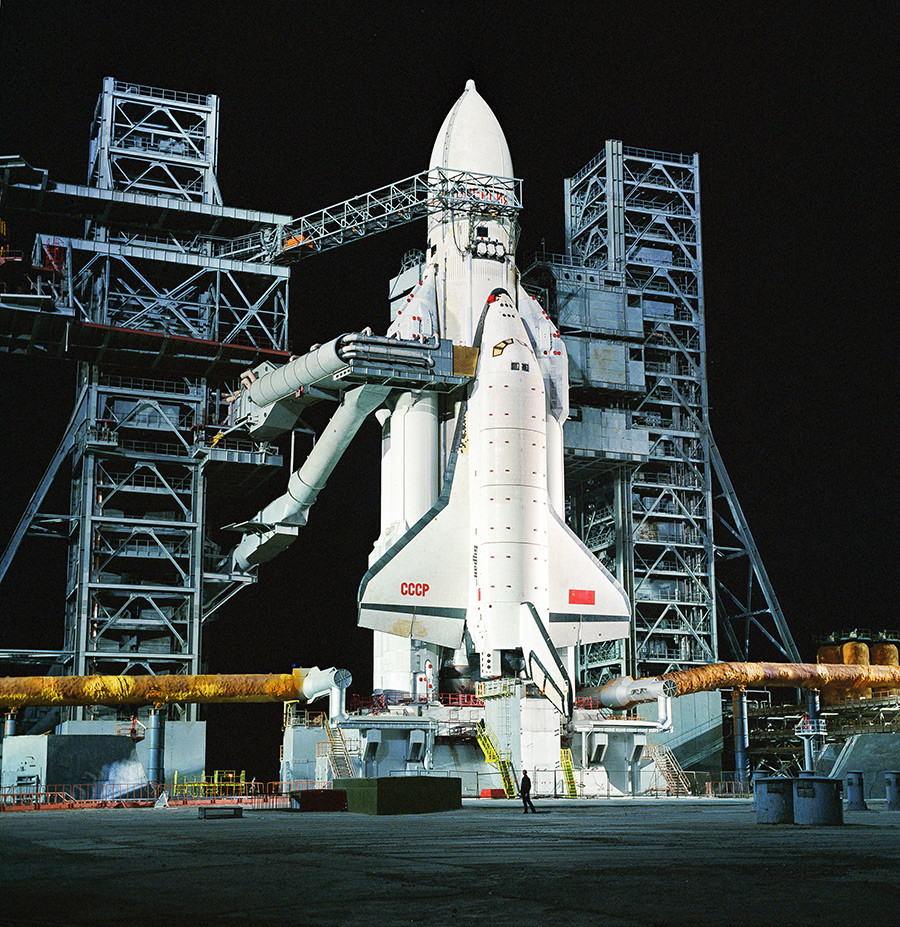 Бајконур. Универзални ракетно-космички транспортни систем „Енергија“ са орбиталним бродом „Буран“ на лансирној станици космодрома.