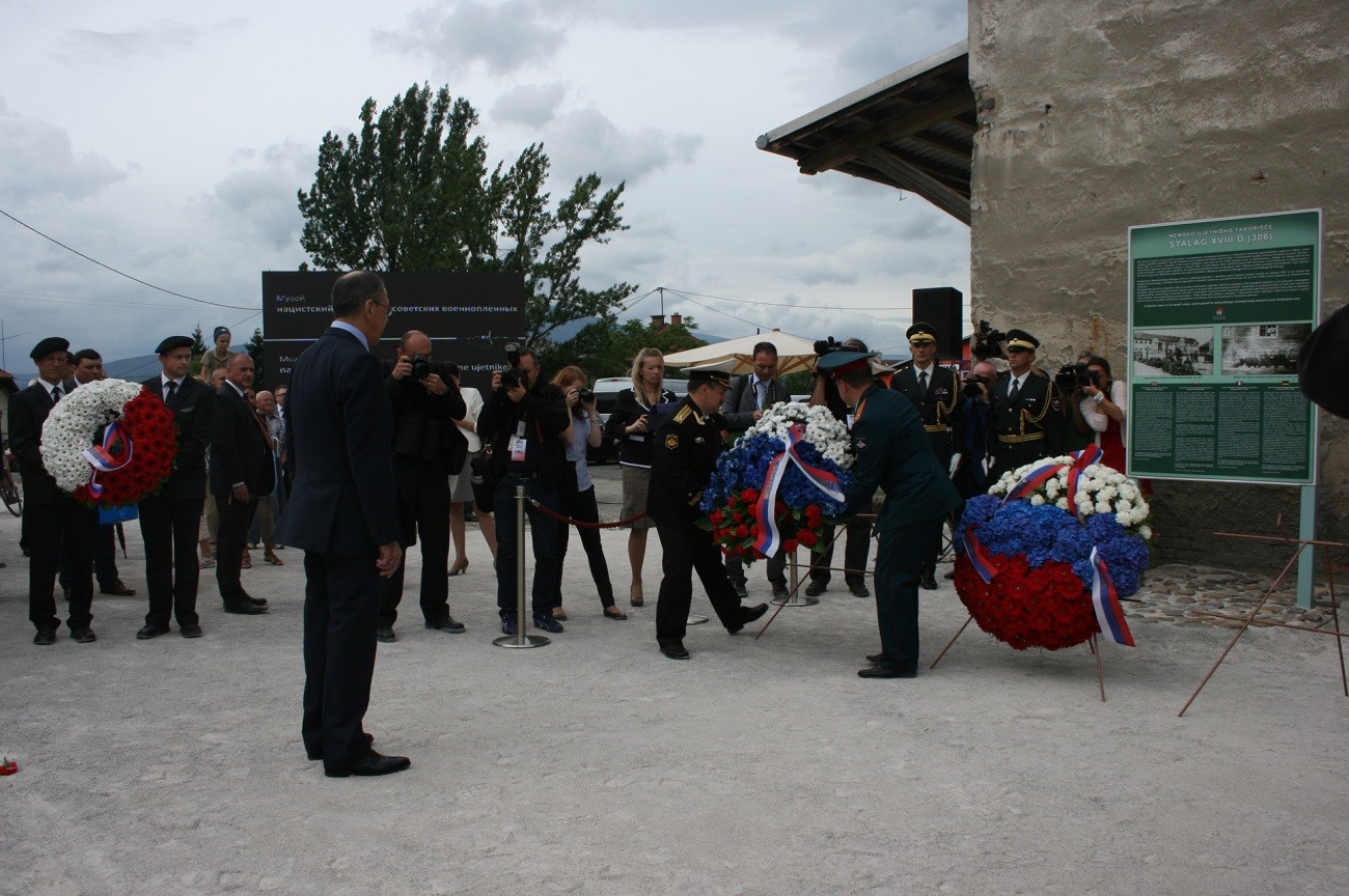 Ruski zunanji minister Sergej Lavrov na slovesnosti pred muzejem julija 2014