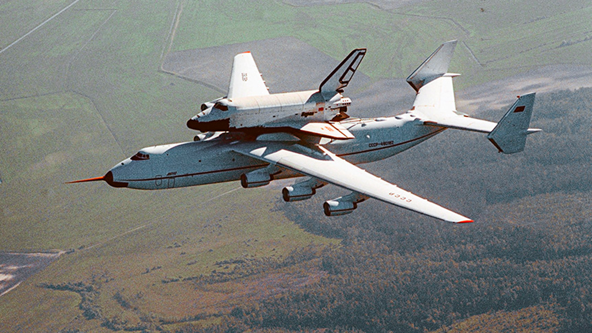 大型輸送機An-225 ムリーヤと再利用可能宇宙船「ブラン」のタンデムがバイコヌール宇宙基地からキエフヘ向かっている。次にはパリ航空ショーに飛行する。