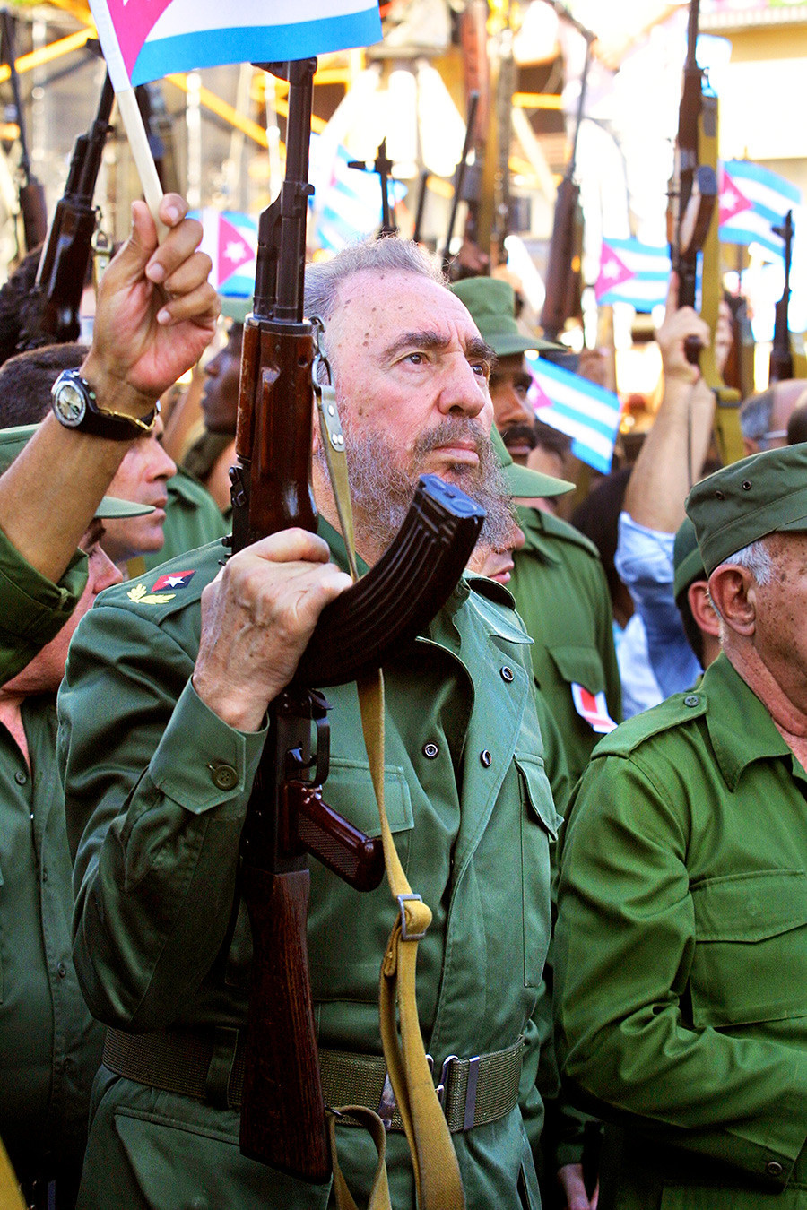 Fidel Castro com rifle Kalashnikov.