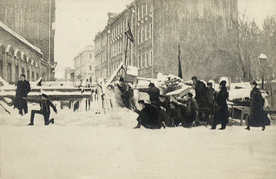 8. Revolucionarios en las barricadas durante el levantamiento de Moscú, finales de 1905.