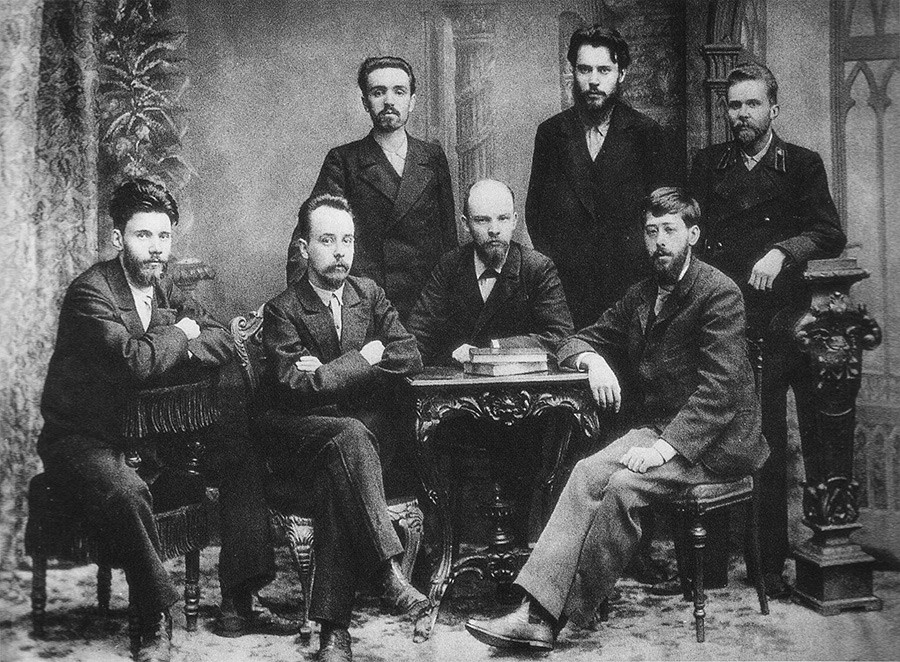 Lênin entre membros da União da Luta pela Libertação do Proletariado de São Petersburgo.