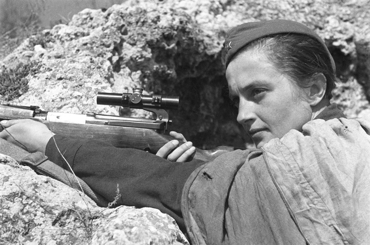 Севастопољ. 1942. година. Снајпериста Људмила Павличенко, Херој Совјетског Савеза, убила је преко 300 немачких војника.
