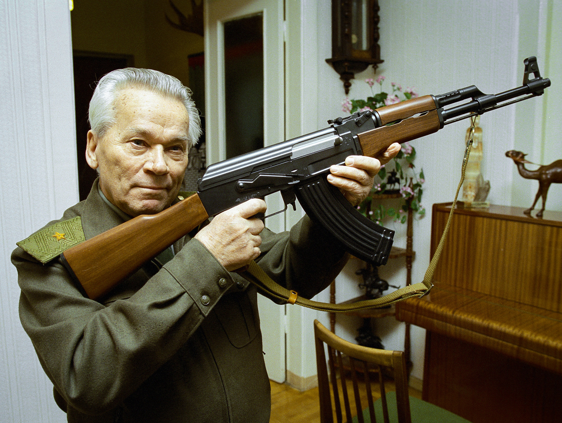 Mijaíl Kaláshnikov con el rifle AK-47.