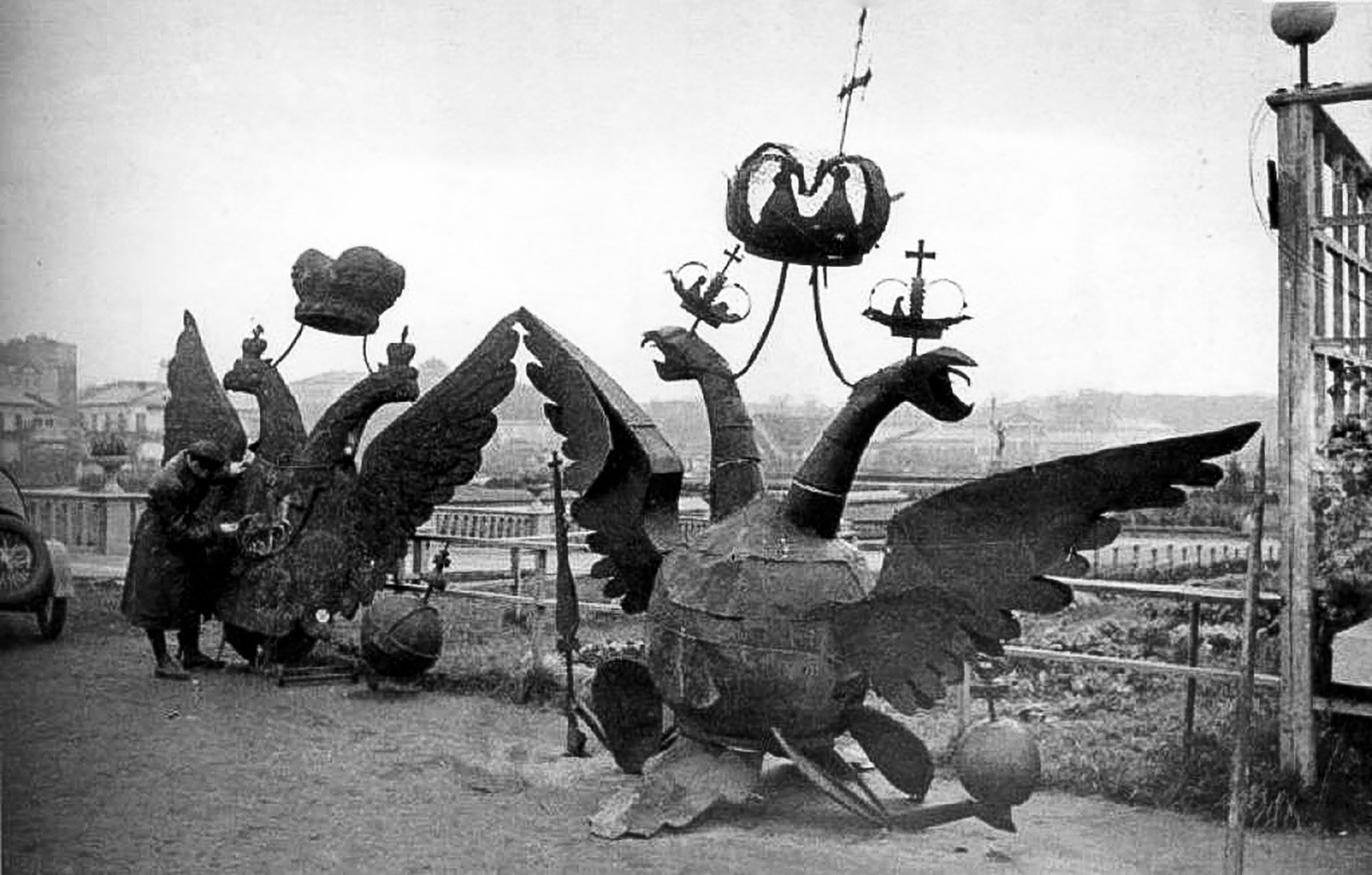 Águias de duas cabeças retiradas das torres do Kremlin nos anos 1930