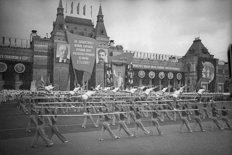 体育のパレード。平行棒の練習、1940年。