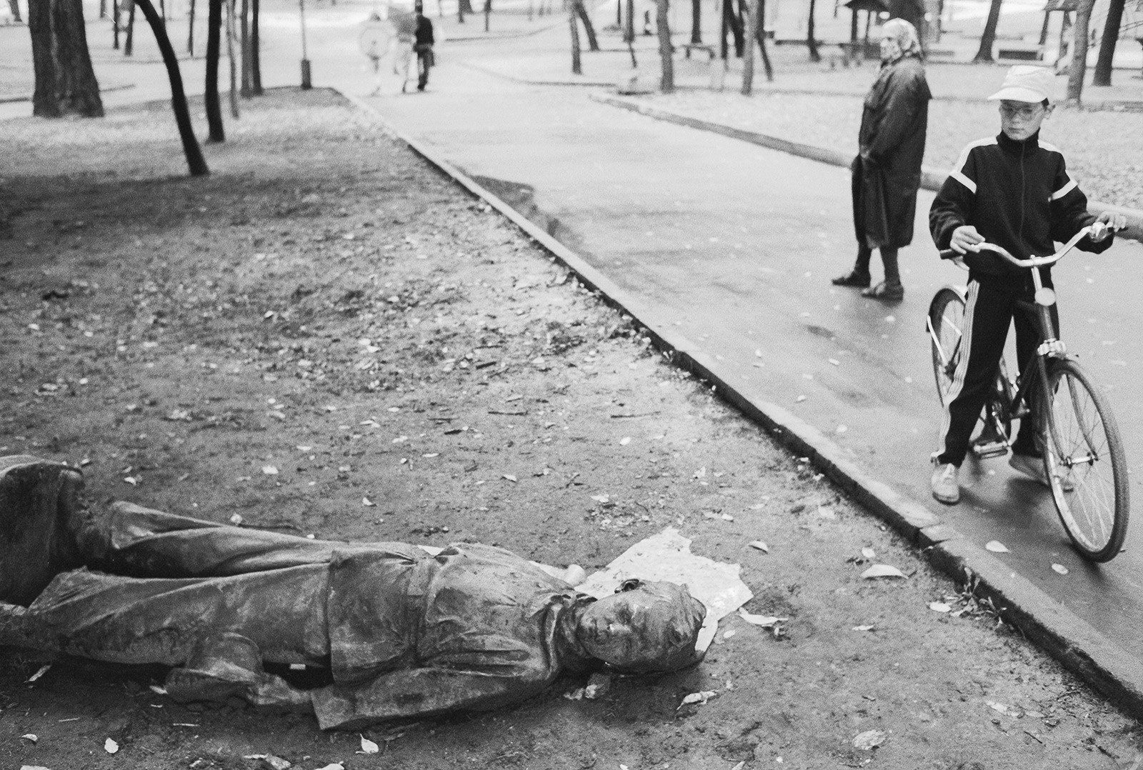 Downed statue of Pavlik Morozov