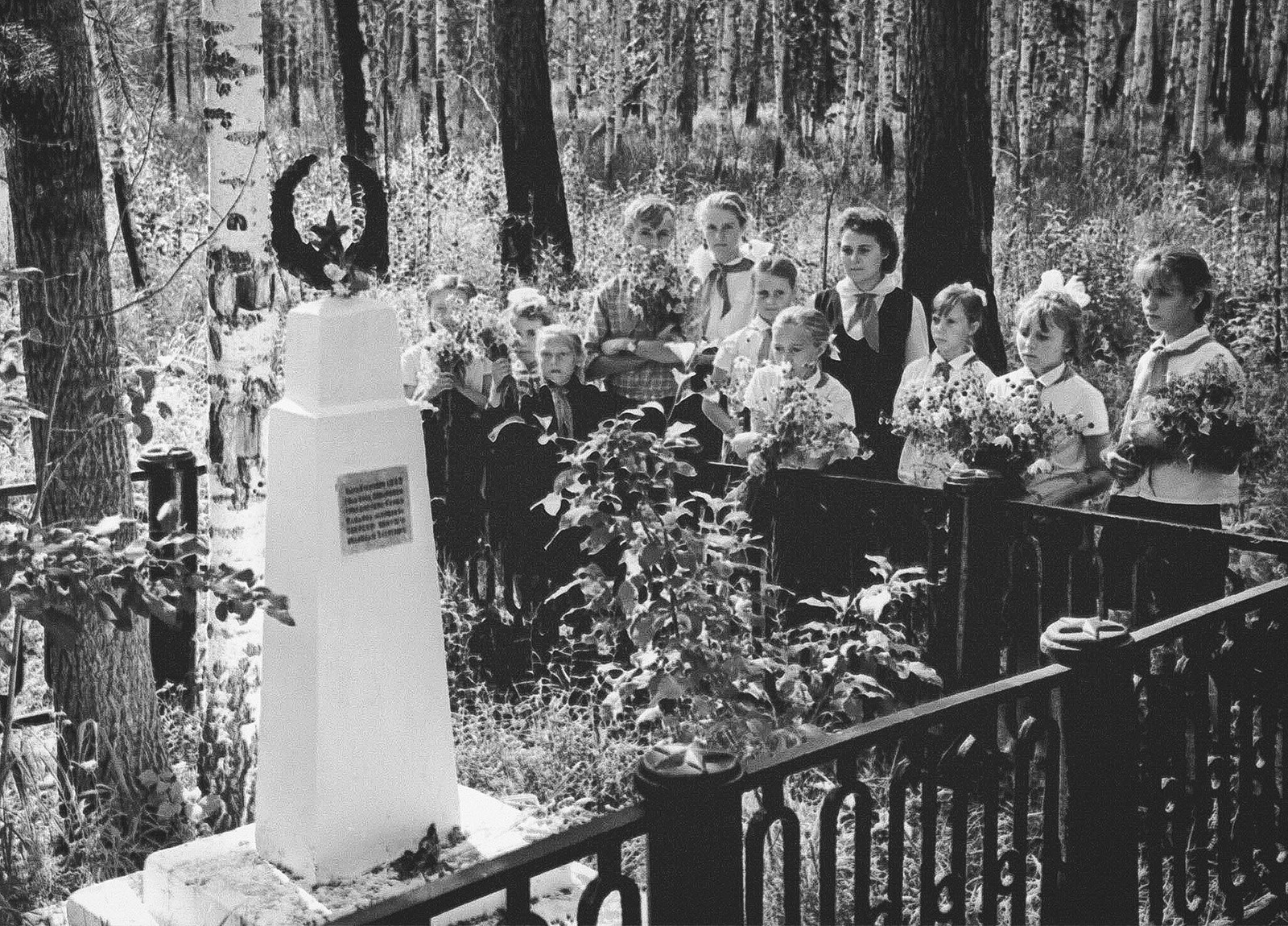 Село Герасимовка. Пионери от Тюменска област посещават мястото, където е намерено тялото на убития Павлик Морозов.