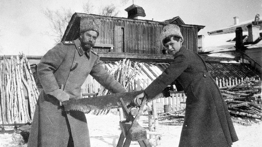 Tsarevitch Aleksêi Nikolaevitch (à dir.) e tsar Nicolau 2º serrando lenha em Tobolsk