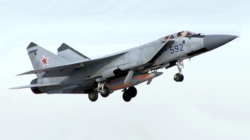 МиГ-31 са хиперсоничном ракетом „Кинжал“.