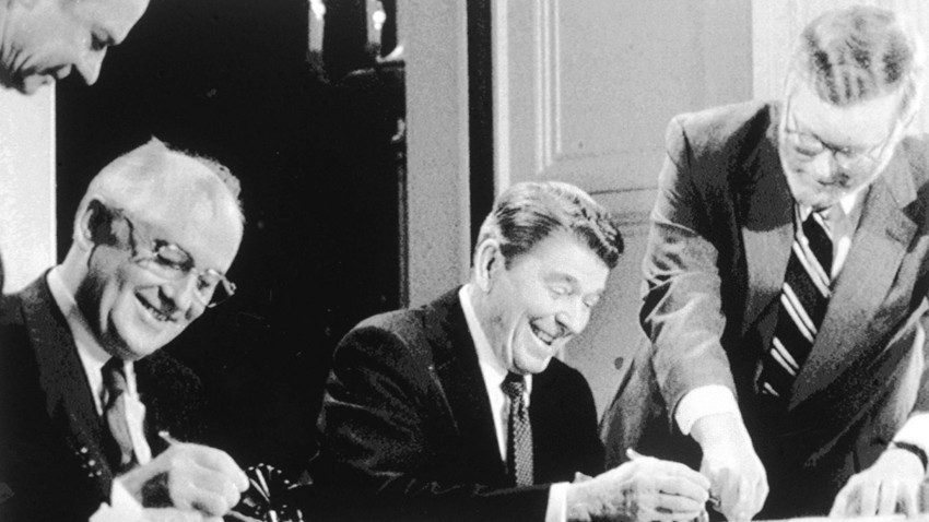 Горбачов и Реган го потпишуваат Договорот за ликвидација на балистичките ракети со мал и среден дострел. Вашингтон, 8. 12. 1987.

