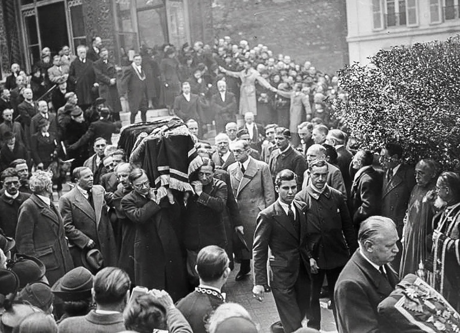 フョードル・シャリアピンの葬式。棺を運んでいるのはボリス・シャリャピン（左、眼鏡をつけている）。1938年。
