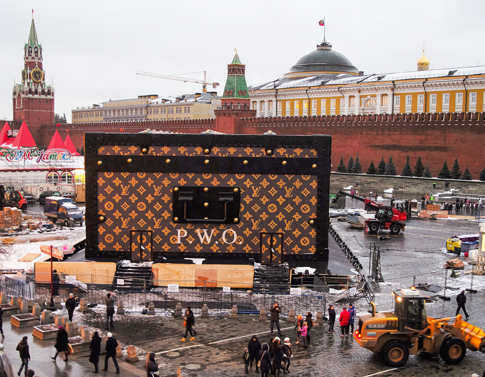 Демонтаж конструкций павильона-чемодана Louis Vuitton, установленного на Красной площади в Москве