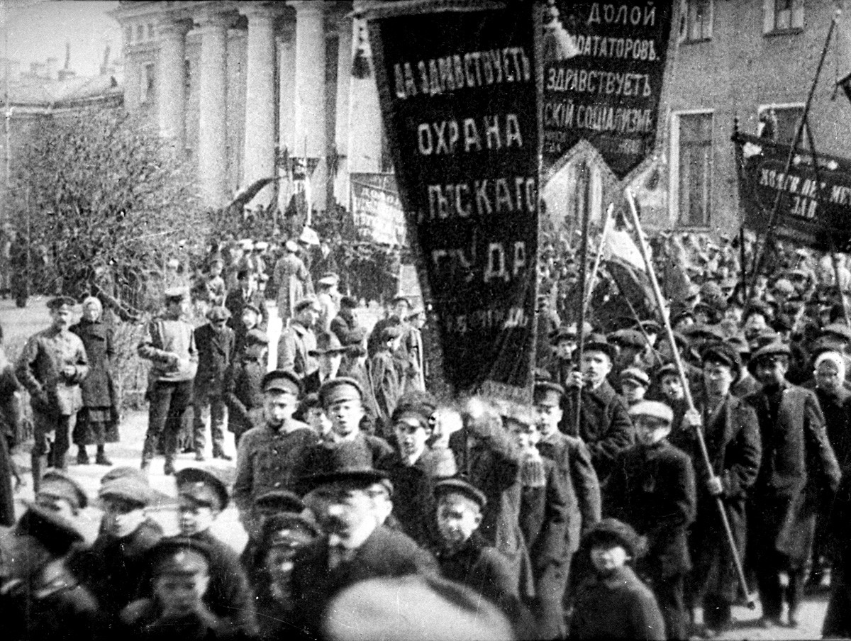 1917年2月ブルジョア民主主義革命。タヴリーダ宮殿付近での工場学校の生徒たちのデモ。ペトログラード、1917年。