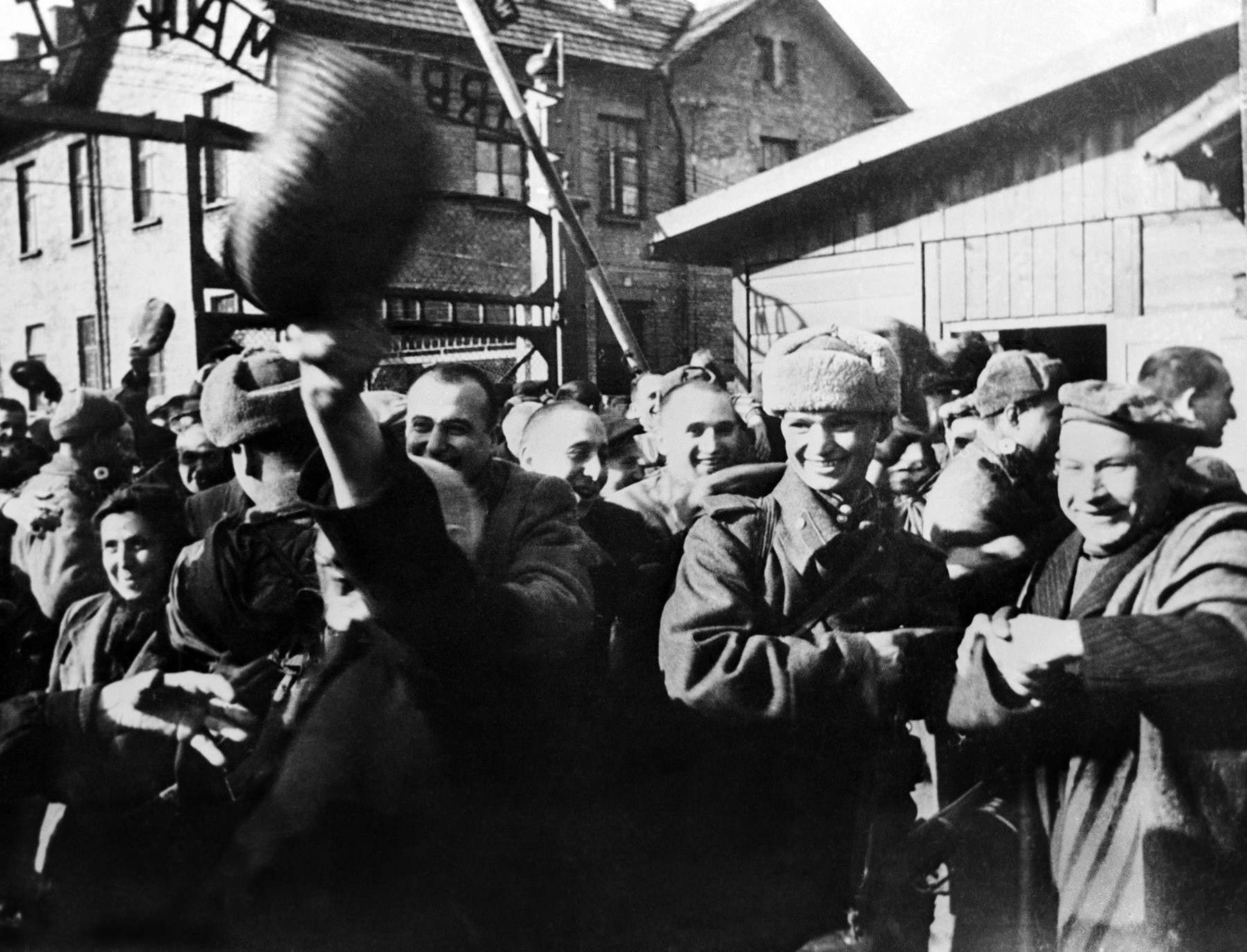 Sovjetski vojnici oslobađaju zatvorenike koncentracijskog logora Auschwitz.