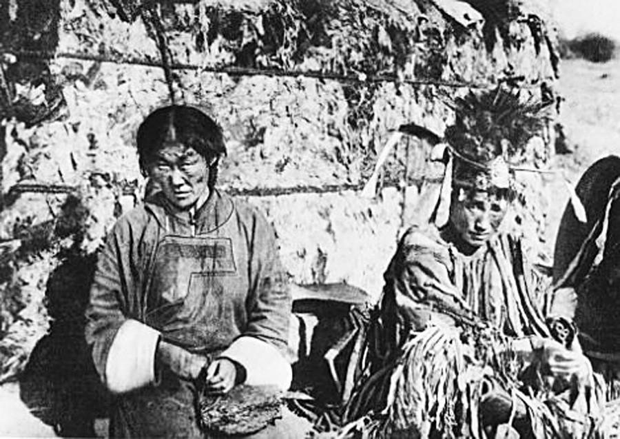Šaman sa ženom, 1920, Tuva