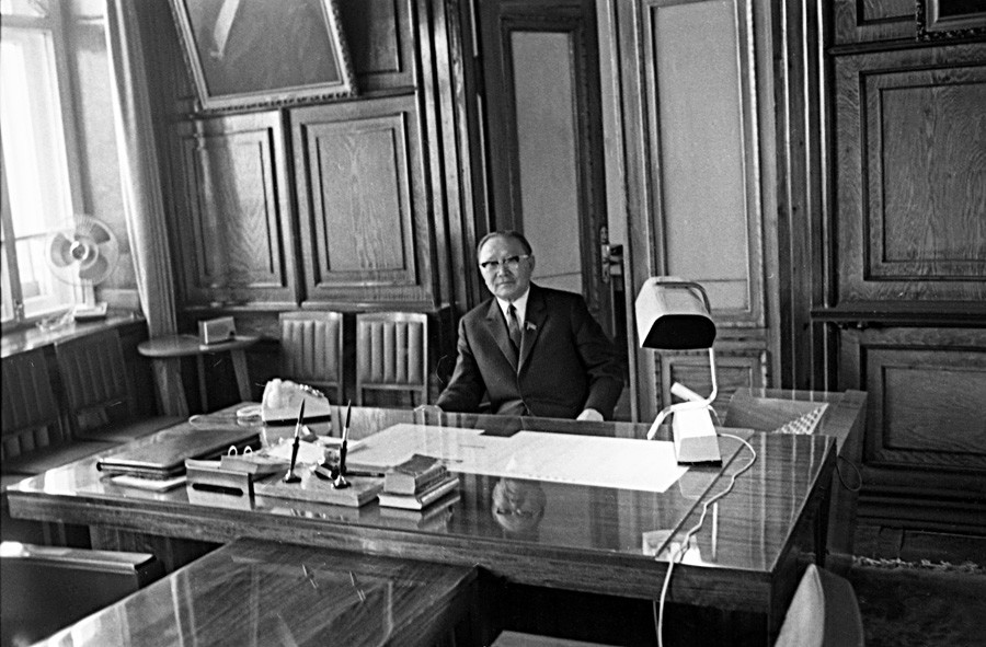 Salčak Toka, generalni sekretar Tuvanskog oblasnog komiteta KPSS u svojoj kancelariji. Tuvanska Autonomna Sovjetska Socijalistička Republika.
